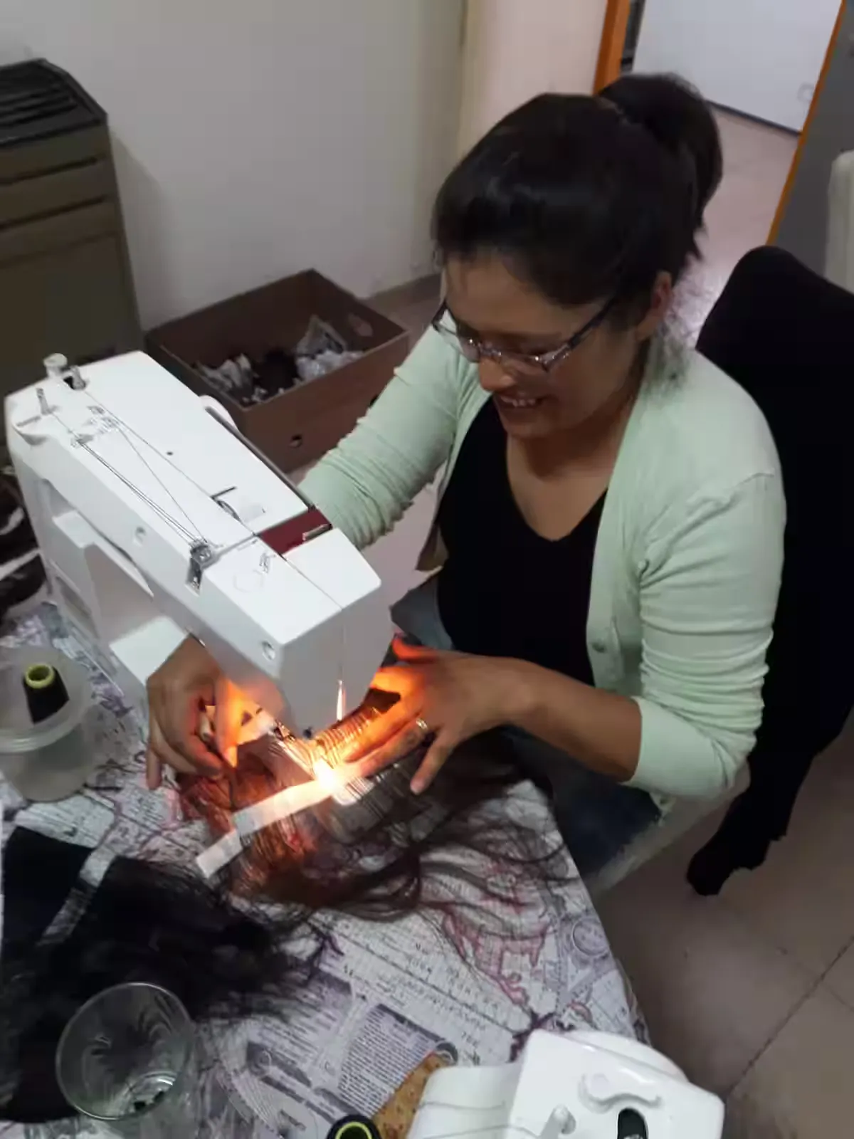 Voluntarias de Fundación SENO confeccionando una peluca